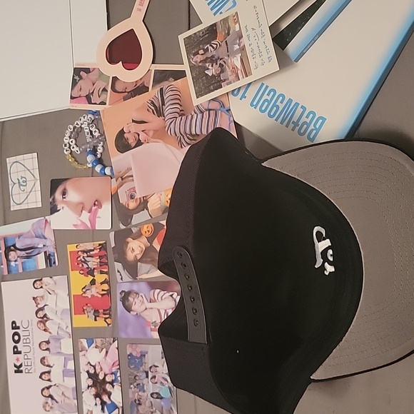Twice (kpop) mini album with poster + baseball cap bundle with freebies photos - Picture 7 of 8